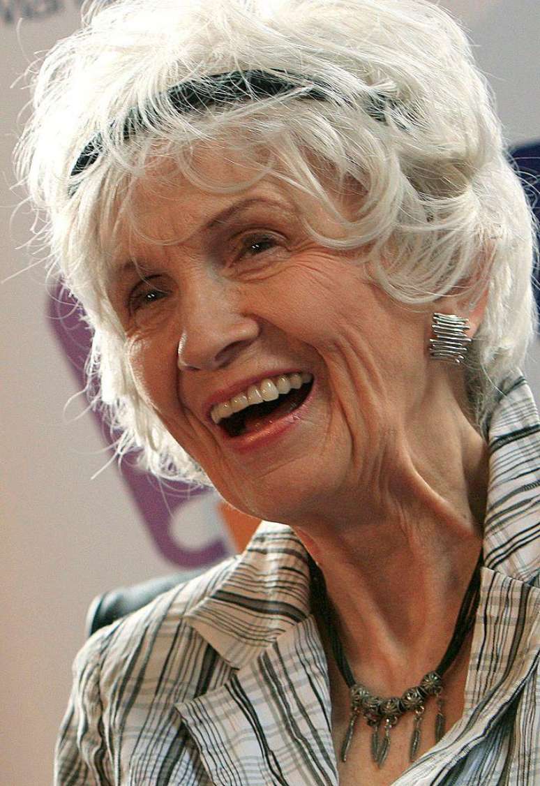 Alice Munro sorrindo para a foto