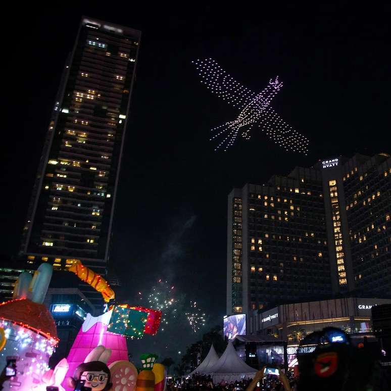 Espetáculos de luzes com drones e feixes de luz colorida começam a surgir como alternativas aos fogos de artifício