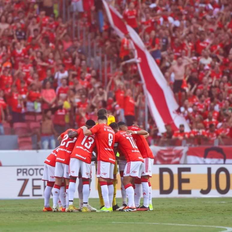 Equipe do Internacional reunida antes de uma partida pelo Campeonato Brasileiro