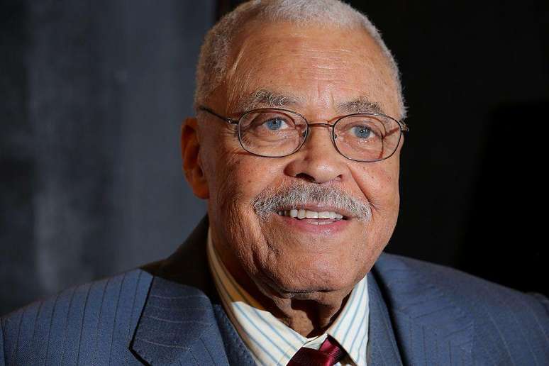 James Earl Jones, de terno azul e gravata vermelha, posa para retrato