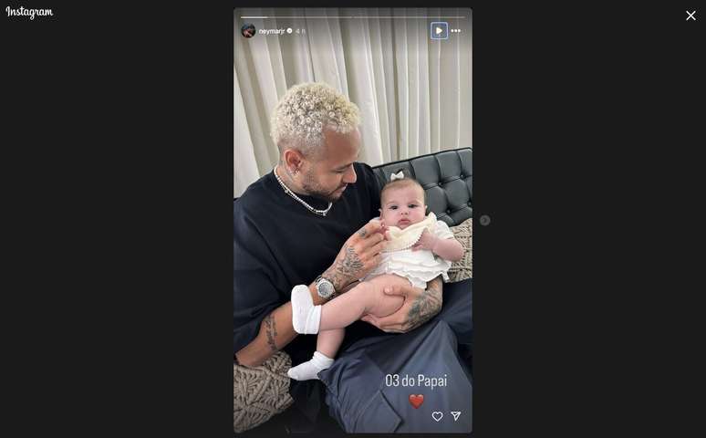 Neymar em registro com Helena, atualmente sua filha caçula –