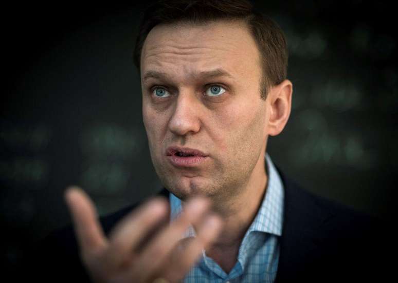 Alexei Navalny em retrato olhando para cima e gesticulando uma das mãos