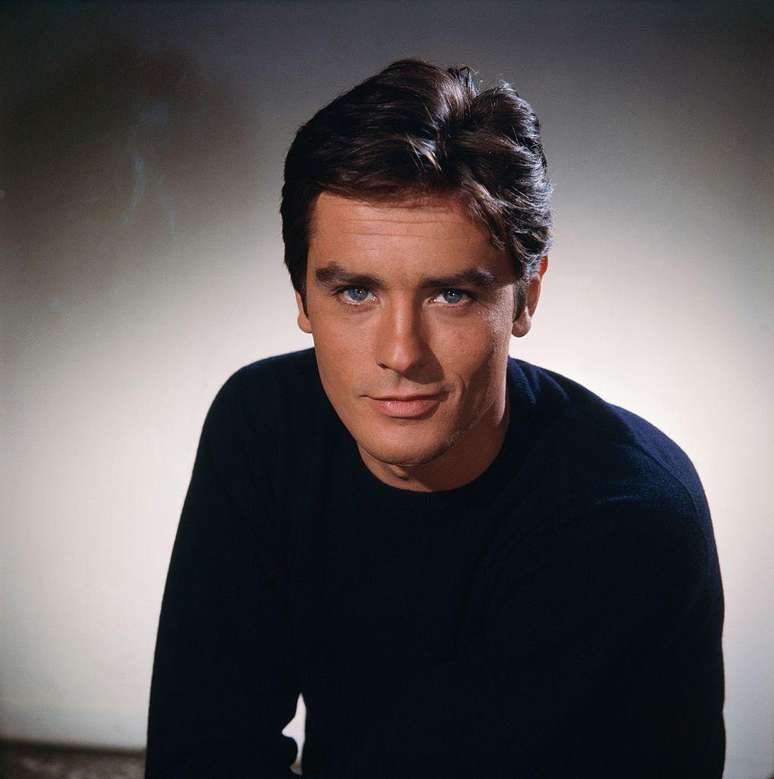 Alain Delon olha para câmera em retrato