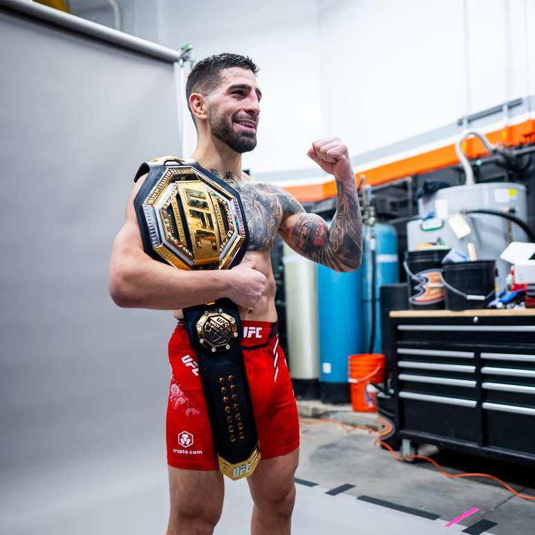 Ilia Topuria com o cinturão do UFC 