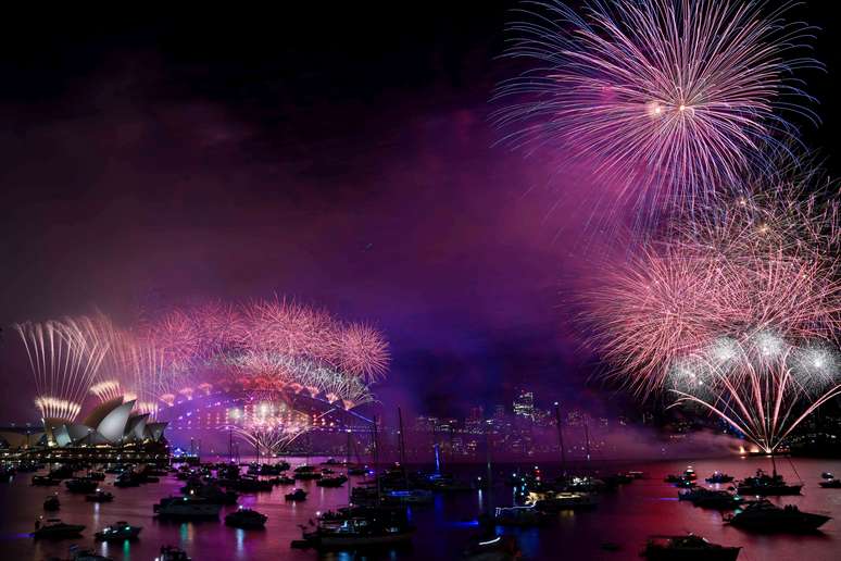 Fogos de artifício são soltos sobre a Sydney Opera House e a Harbour Bridge durante as celebrações de Ano Novo em Sydney, Austrália