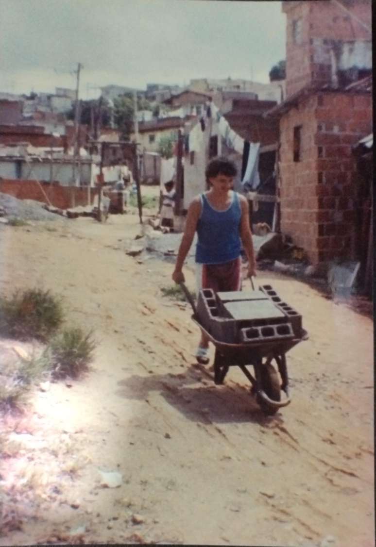 Valter Sales constrói sua casa em 1992, quando a Cidade de Deus começa a ser chamada de Bateu Mouche, ou Batô.