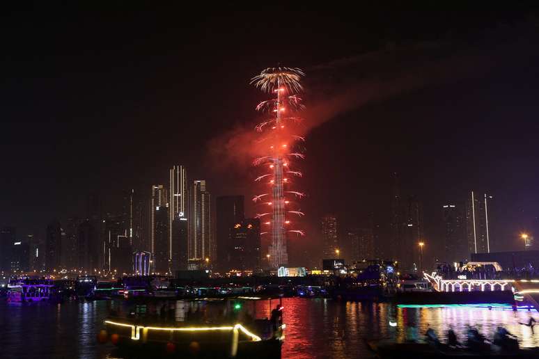 Fogos de artifício sobre o Burj Khalifa durante as celebrações da véspera de Ano Novo em Dubai