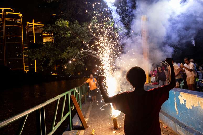 Filipinos celebram o Ano Novo com fogos de artifício na cidade de Mandaluyong, na região metropolitana de Manila