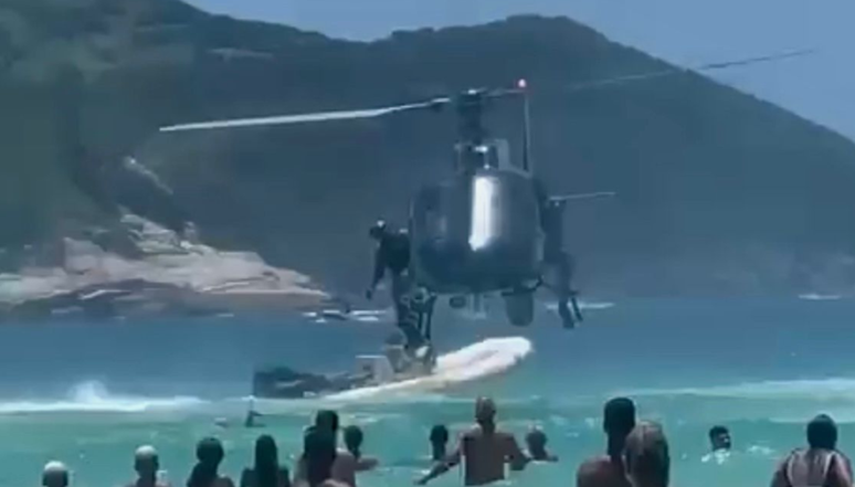 PM deixa fuzil cair no mar ao sobrevoar praia do Rio de Janeiro