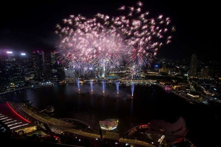 Fogos de artifício explodem sobre a Marina Bay durante as celebrações do Ano Novo em Singapura