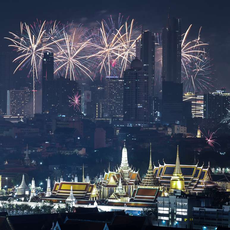 Fogos de artifício sobre o Grande Palácio durante as celebrações do Ano Novo em Bangkok, Tailândia