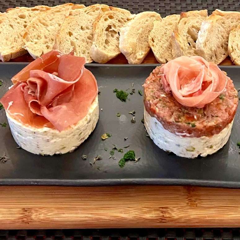 Easy gourmet appetizer: cheese, pistachio and spreadable cream