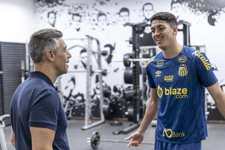 Pedro Caixinha e o zagueiro Zaire City Rey Pele (Foto Bruno Vaz/Santos FC)