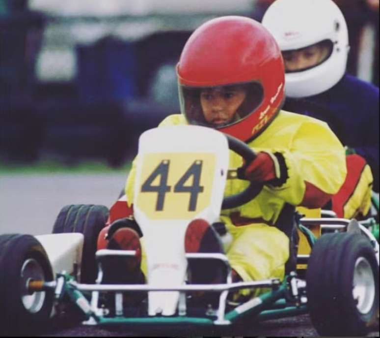Lewis Hamilton publico foto antiga em que veste as cores da Ferrari.
