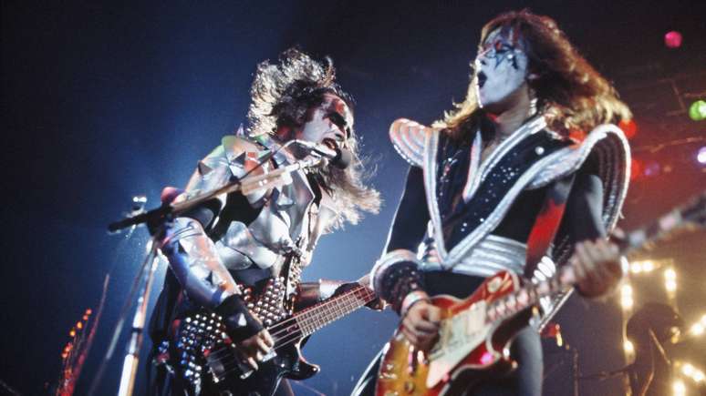 Gene Simmons e Ace Frehley, do Kiss, em 1977 