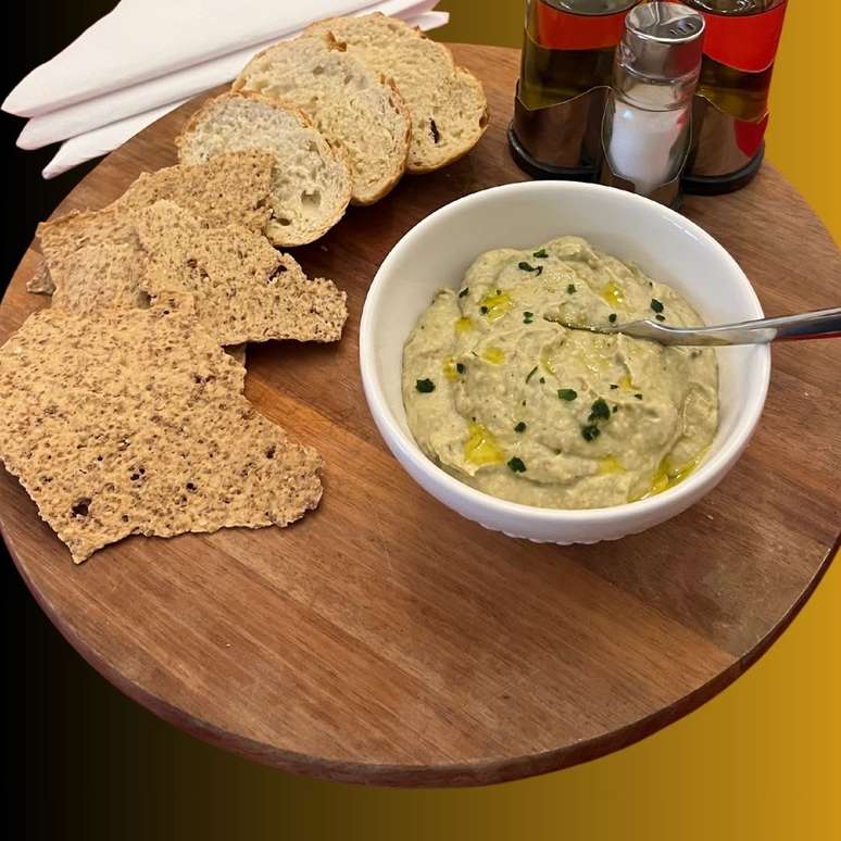 Microwave aubergine pate: quick, light and healthy
