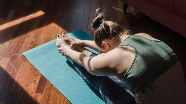 Descubra quatro alongamentos para poder aliviar o desconforto causado por horas na cozinha preparando a ceia de Ano Novo