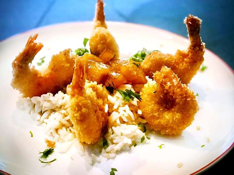 CAMARÃO CROCANTE COM ABACAXI E ARROZ DE COCO
