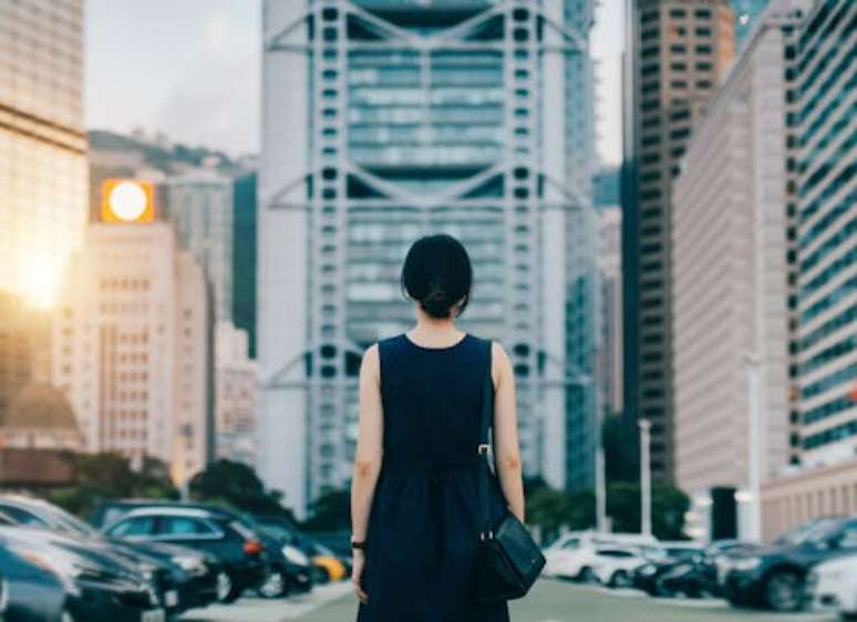 Abordar seu dia normal com uma nova mentalidade pode lev&aacute;-lo a uma dire&ccedil;&atilde;o interessante. d3sign/Moment via Getty Images