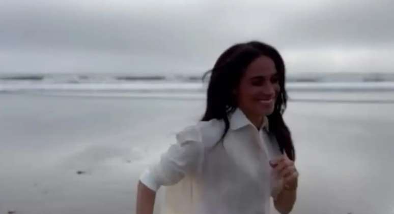 Meghan Markle volta ao Instagram com v&iacute;deo de ano-novo filmado na praia.