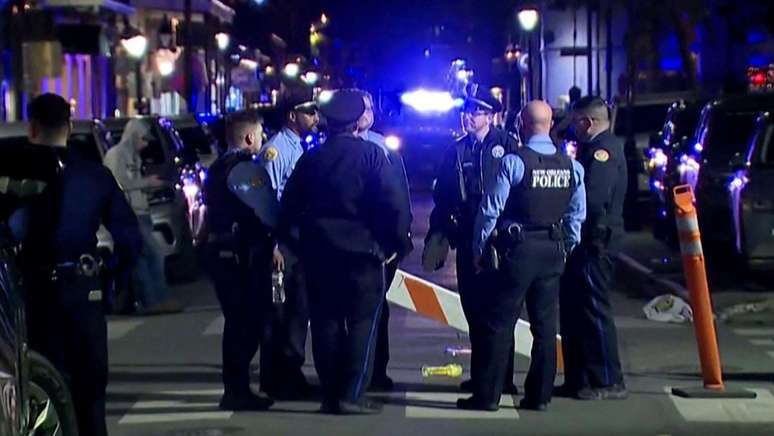 Ataque ocorreu em região turística de Nova Orleans; dois possíveis explosivos foram encontrados na área