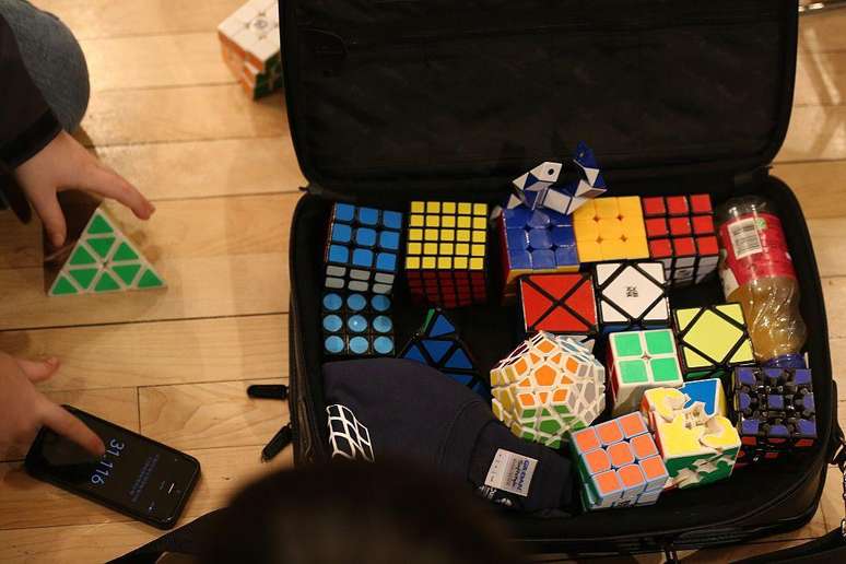 Existem vários tipos e tipos de speedcubing, como resolver quebra-cabeças com uma mão ou com os olhos vendados.