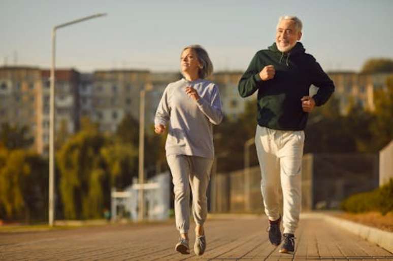 Depois que voc&ecirc; come&ccedil;ar a fazer uma ou duas horas de exerc&iacute;cios por semana para melhorar a sa&uacute;de do seu cora&ccedil;&atilde;o, algo incr&iacute;vel e inesperado pode acontecer. Voc&ecirc; pode realmente gostar. Quatro horas por semana &eacute; o ponto ideal que proporciona a maior redu&ccedil;&atilde;o do risco cardiovascular. Studio Romantic/ Shutterstock