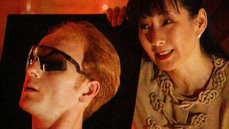 Este casal fict&iacute;cio de 2025 com o &oacute;culos de realidade virtual apareceu na s&eacute;rie Tomorrow's World em 1995.