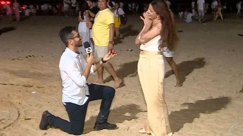 The Globo journalist proposes to his girlfriend during the New Year’s Eve relationship