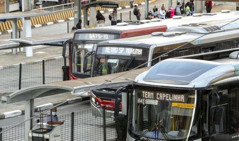Movimenta&ccedil;&atilde;o de &ocirc;nibus e passageiros no Terminal Bandeira, no centro de S&atilde;o Paulo