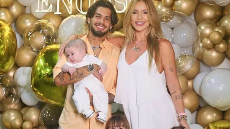 Virginia celebra ano novo com familia e mostra detalhes de festa