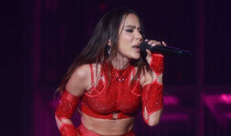 TV Globo censura parte do show de Anitta em Copacabana e motivo inusitado viraliza na web.
