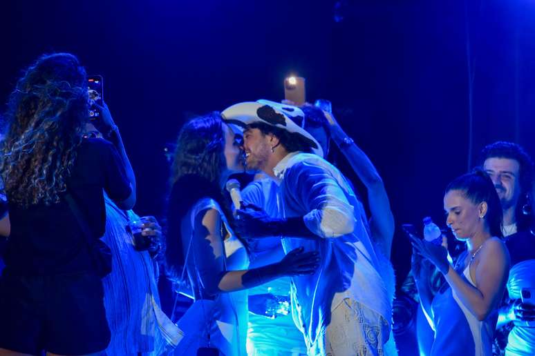 Na virada do ano, Rafa Kalimann e Nattan trocam beijo em palco no Recife
