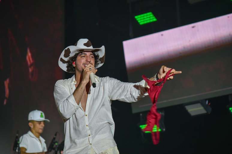 Mesmo com a presença de Rafa no palco, algumas fãs mais ousadas não hesitaram em arremessar sutiãs e calcinhas para o cantor