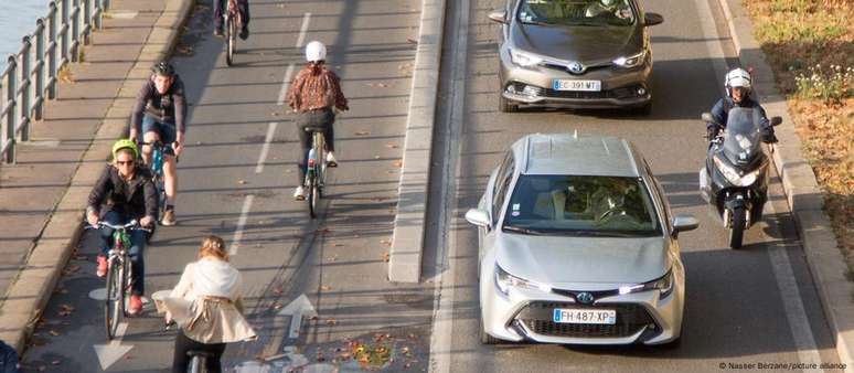 Pandemia de covid-19 acelerou a transição para o uso de bicicletas em cidades europeias, como Paris