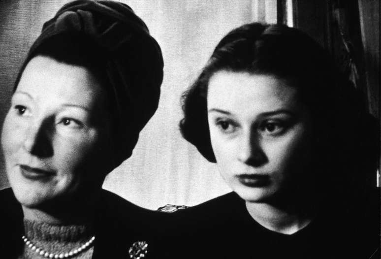 Hepburn com sua mãe, Ella van Heemstra, em 1946: a atriz revelou que nunca perdoou sua mãe por ela simpatizar com o fascismo