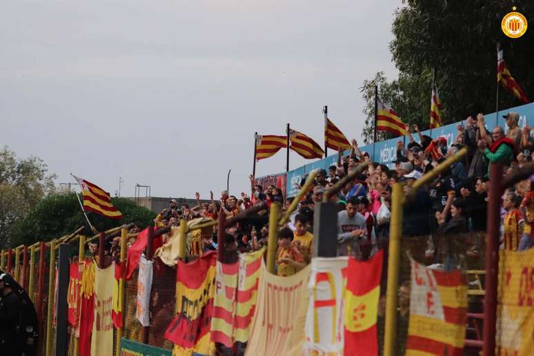 Penggemar klub di tribun Stadion Abraham Palladino -