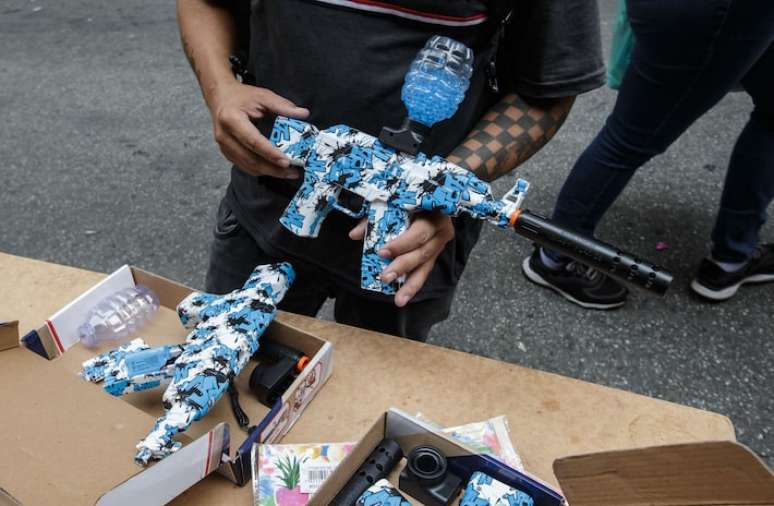 Armas e bolinhas em gel vendidas por ambulantes na Ladeira Porto Geral, na região da rua 25 de Março, em São Paulo.