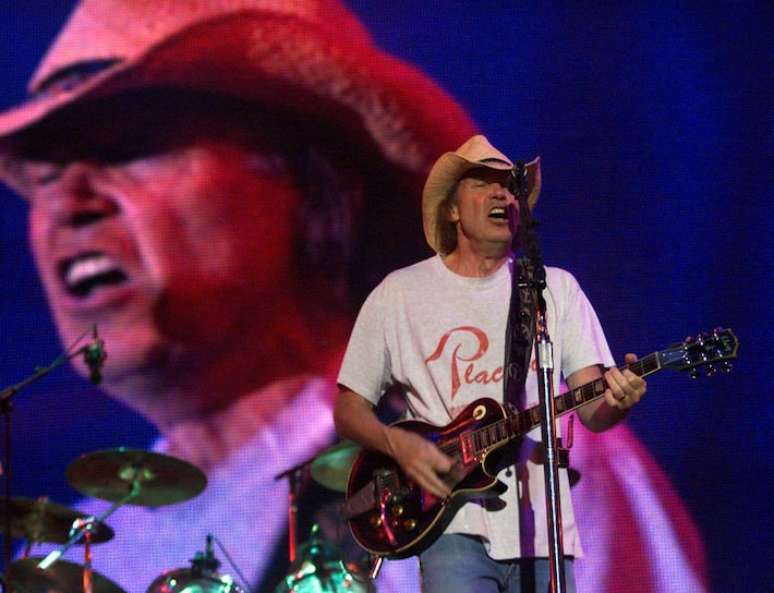 Neil Young se apresenta no Rock In Rio, em 2001