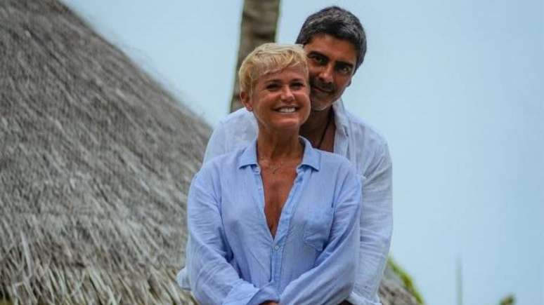 O cantor Junno Andrade e Xuxa Meneghel estão juntos há 12 anos