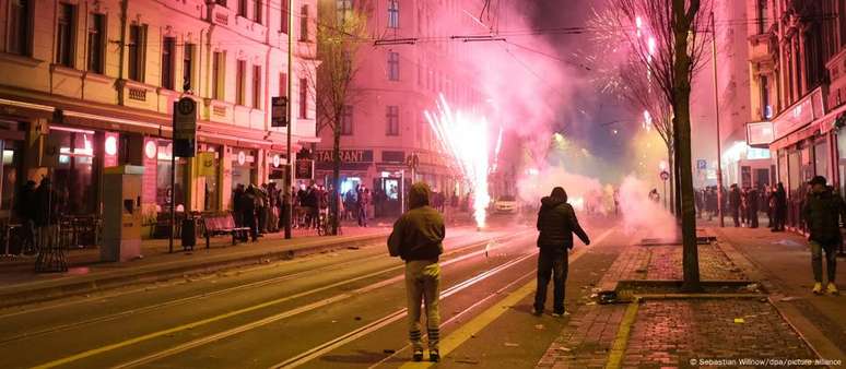 Pirotecnia lançada no meio dos trilhos do bonde em Leipzig na noite de Ano Novo: cenas como essas são comuns na noite da virada na Alemanha