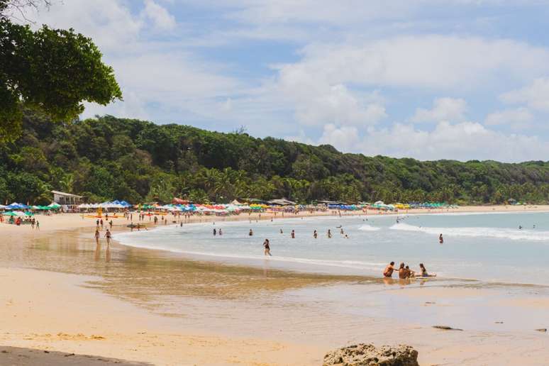 A Praia do Madeiro é famosa pela presença de golfinhos 