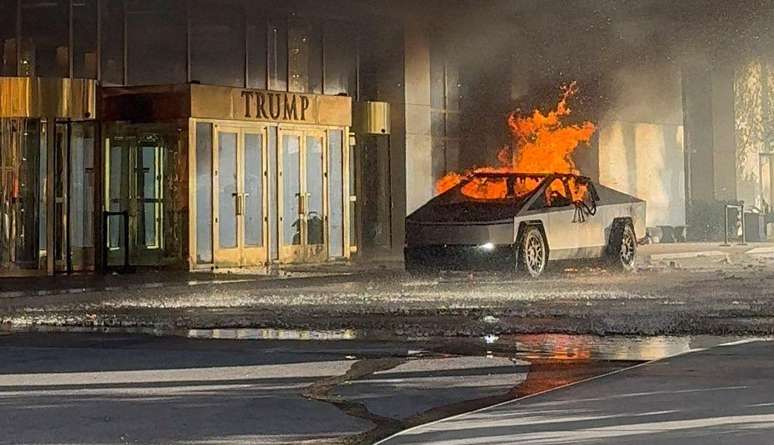 Tesla Cybertruck em chamas após explosão em frente ao Trump Hotel