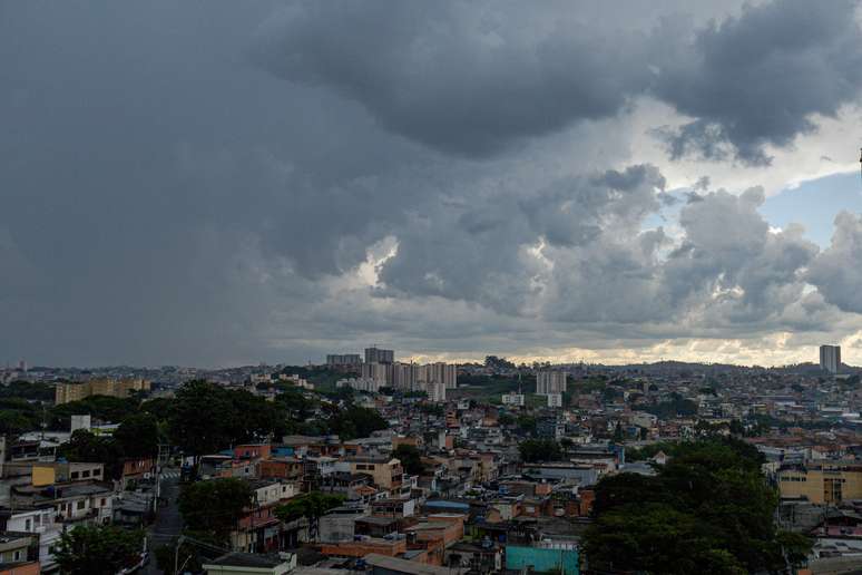 Nuvens escuras encobrem o céu na região do Campo Limpo, na zona sul de São Paulo, nesta quarta-feira, 1º de janeiro de 2025.