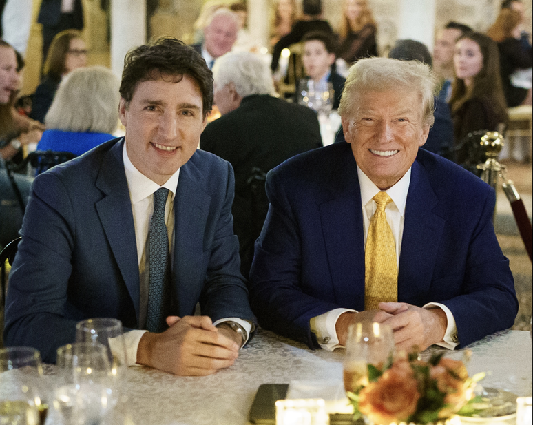 O primeiro-ministro Justin Trudeau e o presidente eleito Donald Trump em um jantar recente na propriedade de Trump em Mar-a-Lago, na Flórida. (X/@JustinTrudeau)