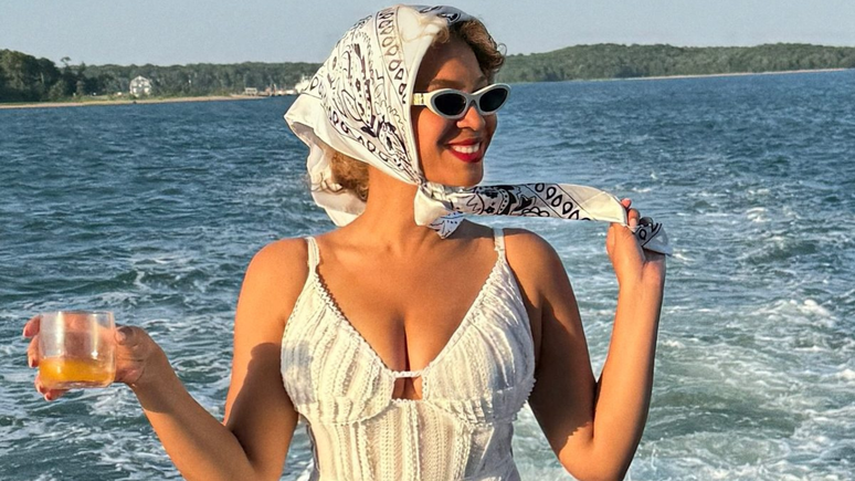 Beyoncé com acessório para o verão 