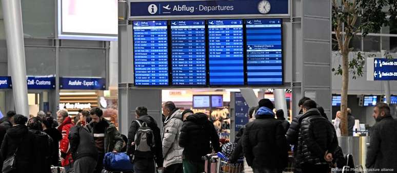 Polícia teve que recorrer a controle manual de migração em aeroportos na Alemanha, gerando filas