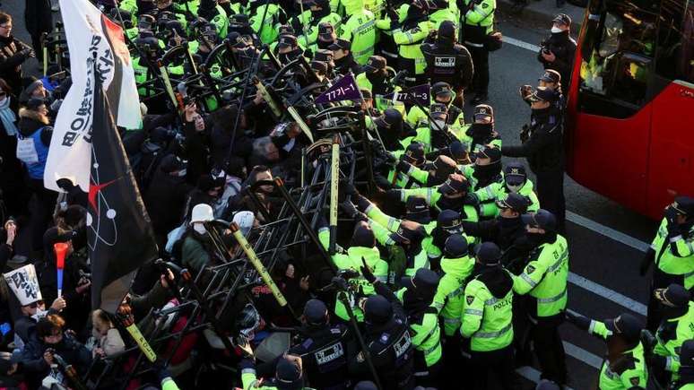 Manifestantes anti-Yoon entrammelhor site apostasconfronto com a polícia depois que os investigadores não conseguiram prender o presidente suspenso