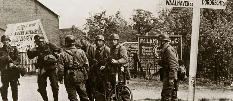 Soldados alemães em Rotterdam durante ocupação da Holanda pelas tropas de Hitler