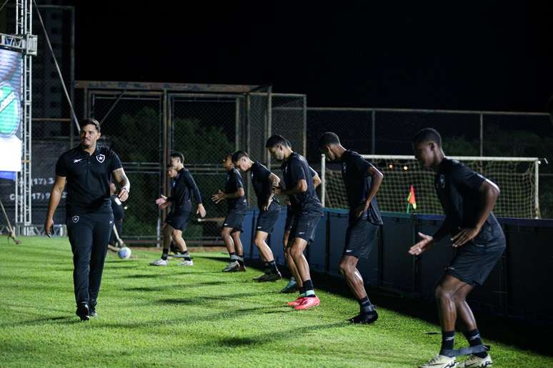 Jogadores reservas do Botafogo no aquecimento 